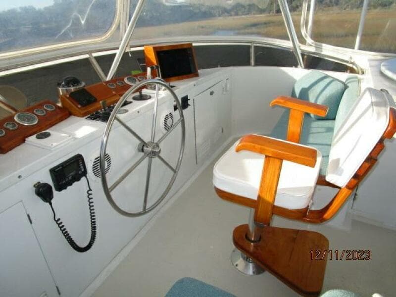 72' DeFever flybridge helm1