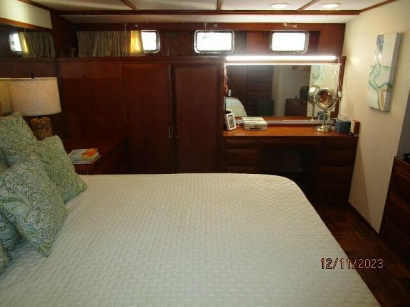 72' DeFever master stateroom port
