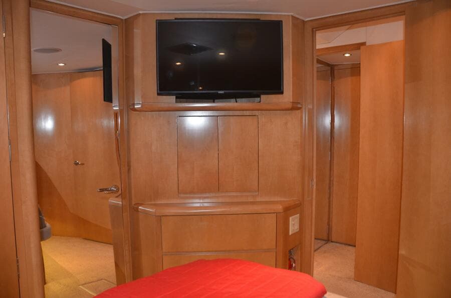 Hatteras SF Down Time - VIP Stateroom