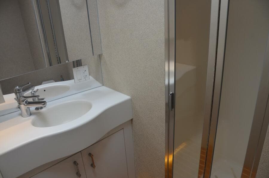 Hatteras SF Down Time - Crew Head