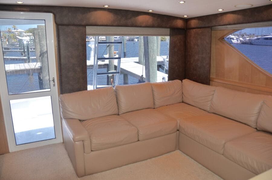 Hatteras SF Down Time - Salon