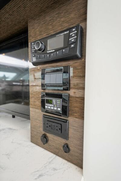 2020 46 Cruisers Cantius - Sweet Caroline - Cockpit Stereo