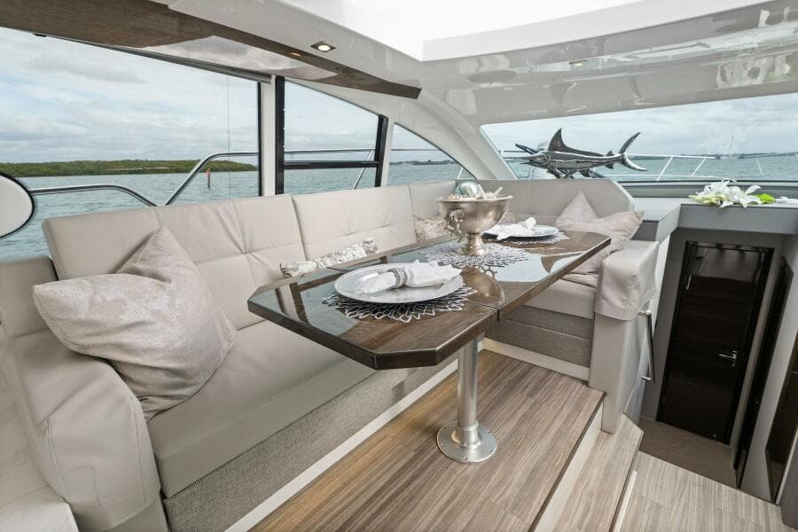 2020 46 Cruisers Cantius - Sweet Caroline - Salon Dinette