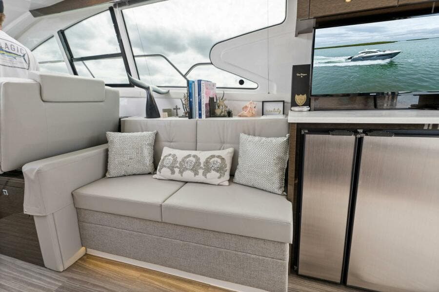 2020 46 Cruisers Cantius - Sweet Caroline - Aft Seating