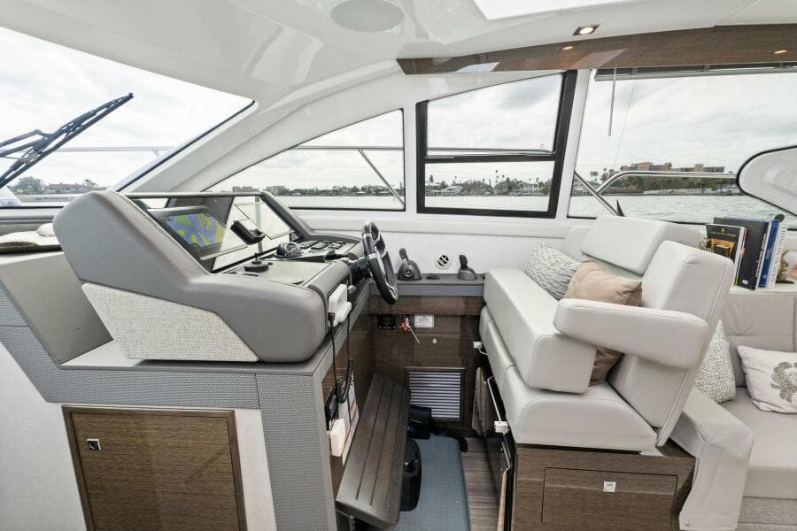 2020 46 Cruisers Cantius - Sweet Caroline - Helm Seating