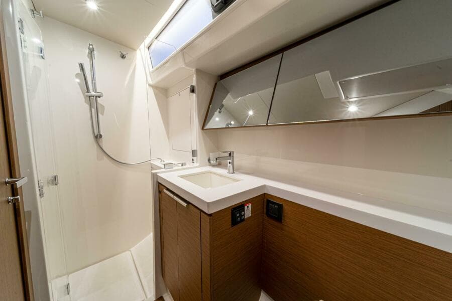 2025 BENETEAU Oceanis Yacht 54