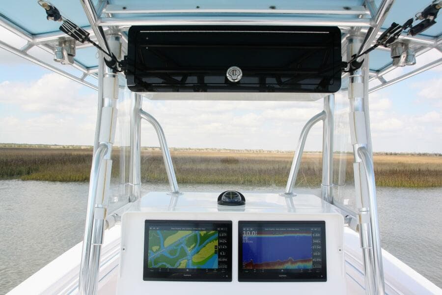 32 Contender 32ST- Helm