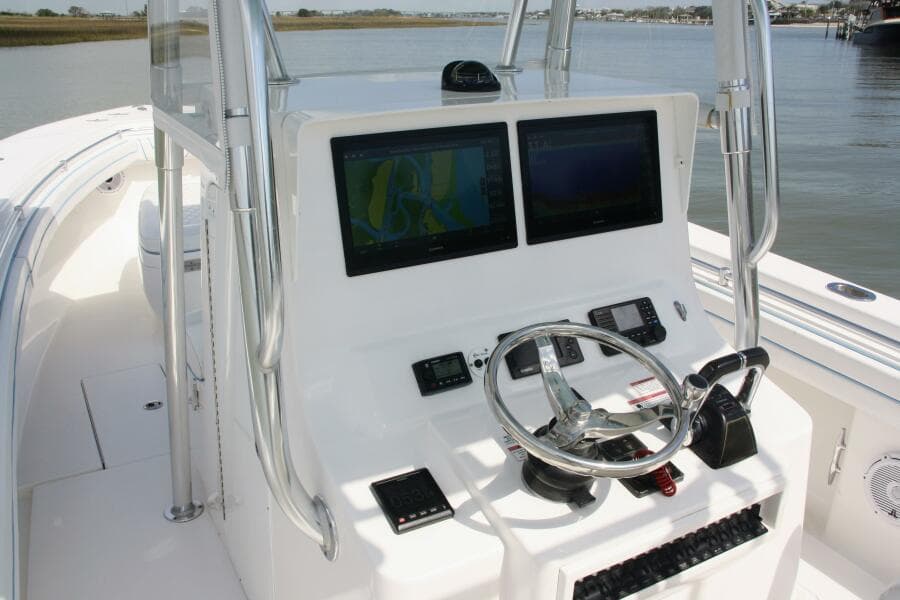 32 Contender 32ST- Helm