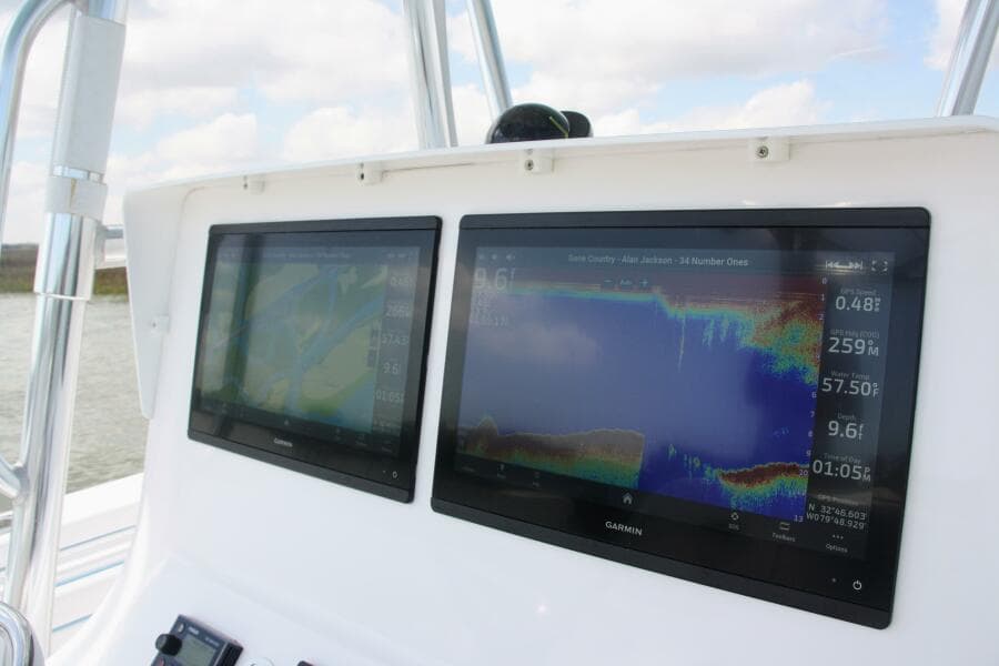 32 Contender 32ST- Helm