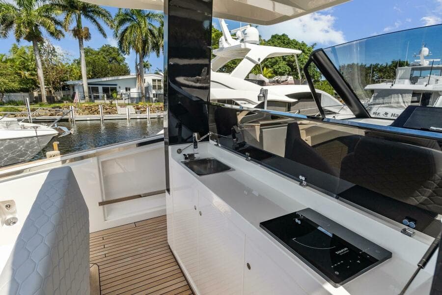 2023 Astondoa 377 Coupe Outboard