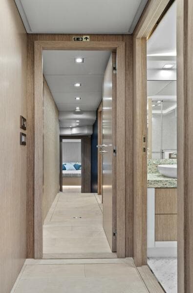 2021 Monte Carlo Yachts MCY 76 Skylounge