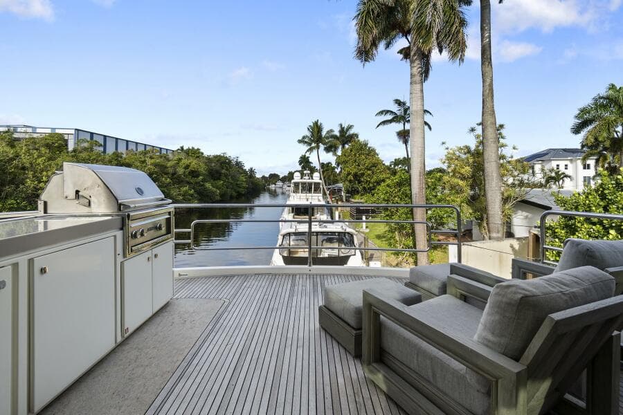 2021 Monte Carlo Yachts MCY 76 Skylounge