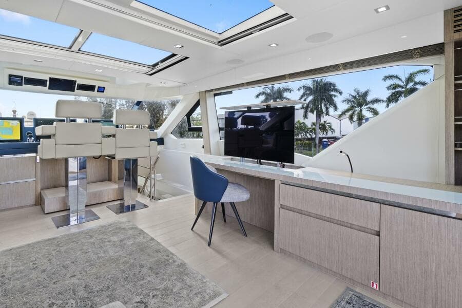 2021 Monte Carlo Yachts MCY 76 Skylounge