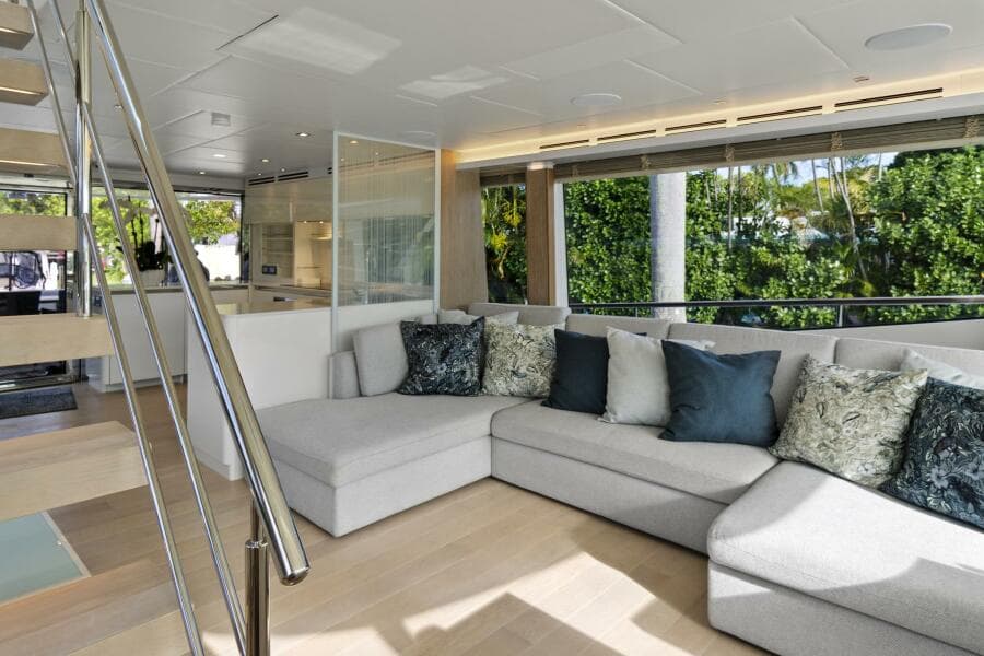 2021 Monte Carlo Yachts MCY 76 Skylounge