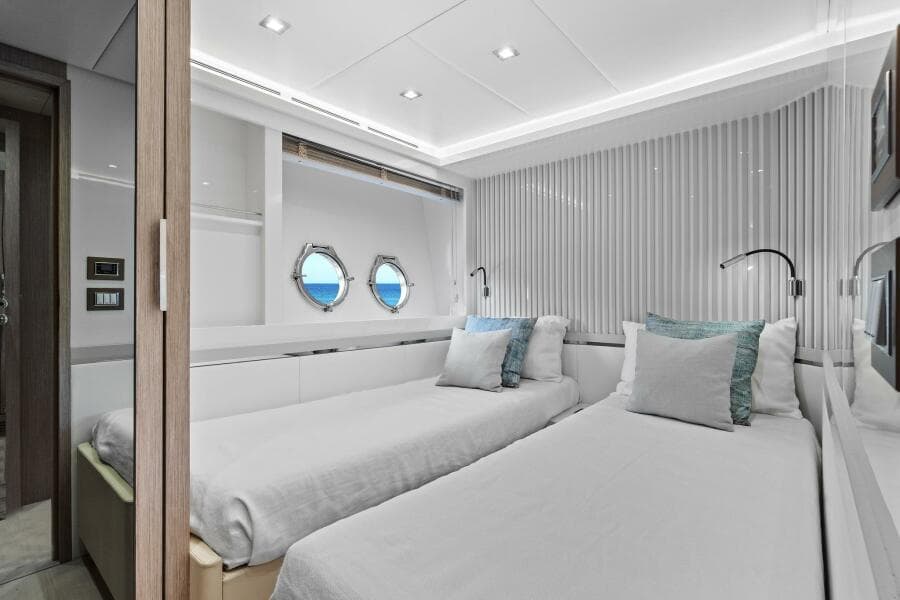 2021 Monte Carlo Yachts MCY 76 Skylounge