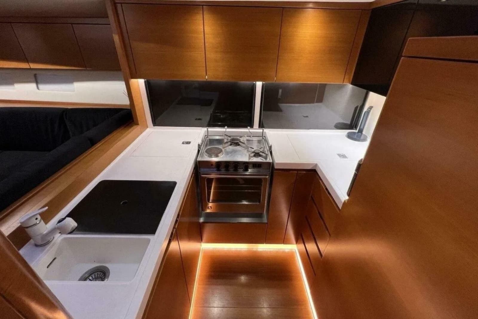 2016 Ice Yachts 62 - Photo 8