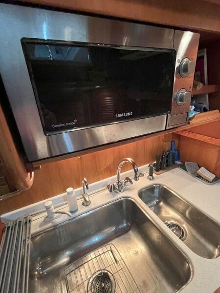 2001 Hinckley Sou'wester 59 CC Sloop