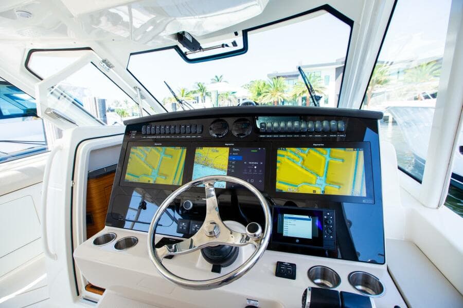 2019 Boston Whaler 380 Realm