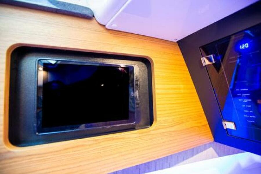 2019 Boston Whaler 380 Realm