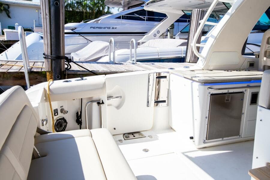 2019 Boston Whaler 380 Realm