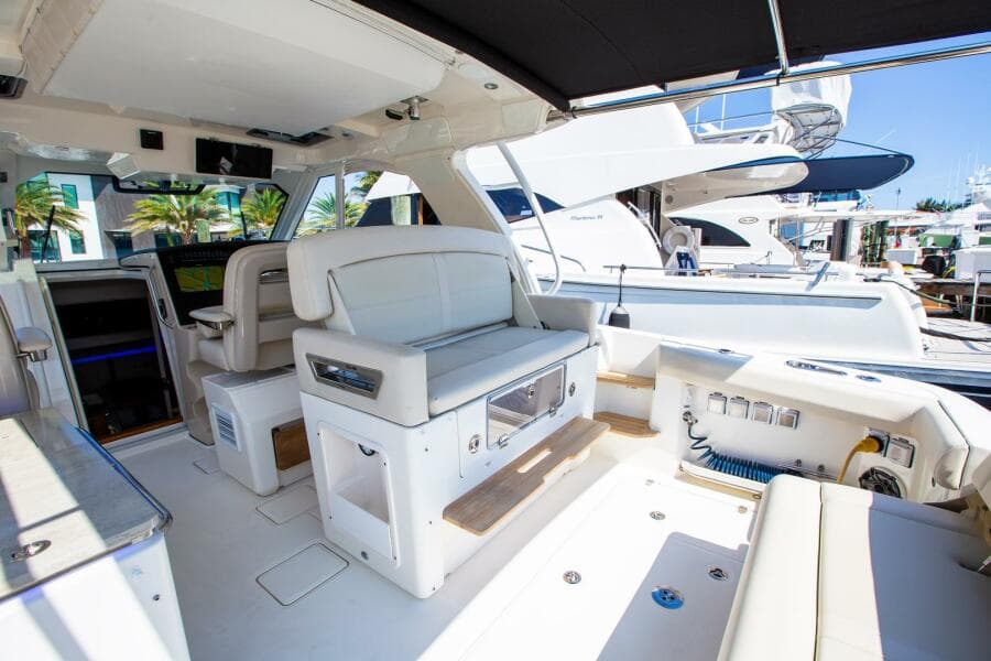 2019 Boston Whaler 380 Realm