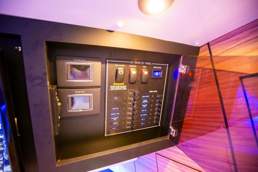 2019 Boston Whaler 380 Realm