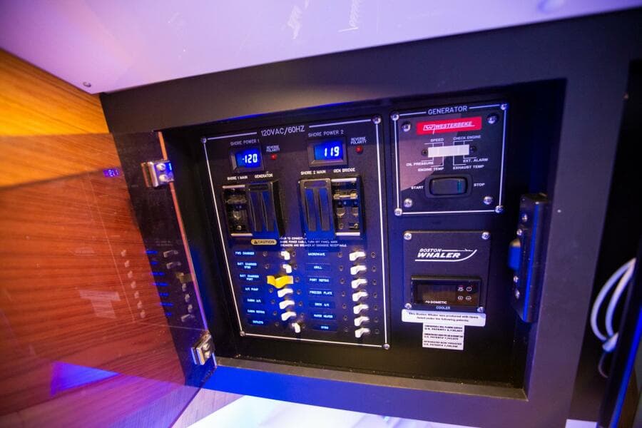 2019 Boston Whaler 380 Realm