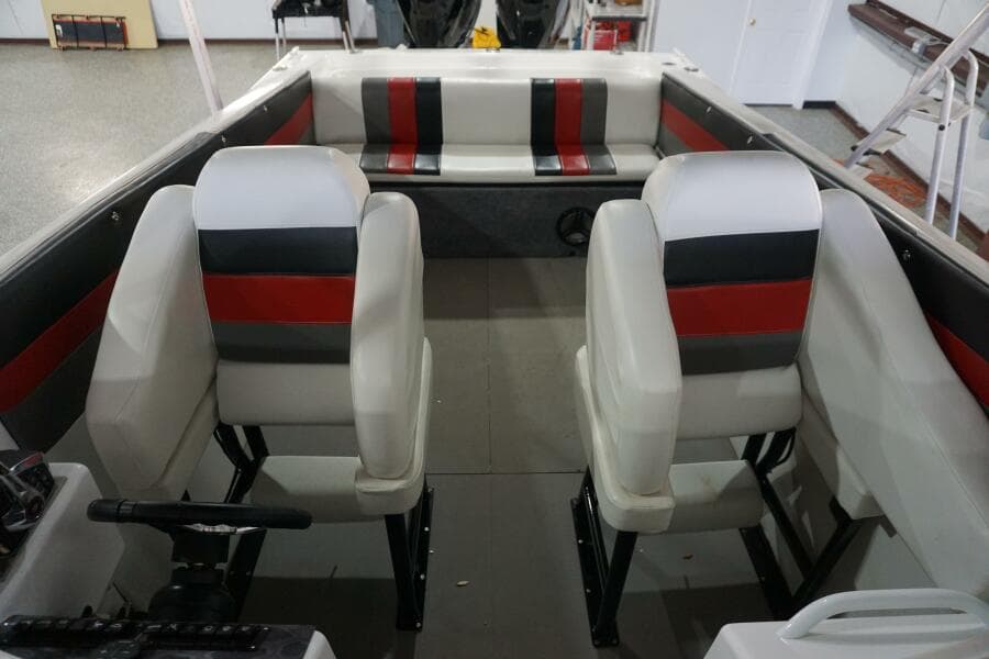 1998 32 Active Thunder 32 CC Ms. Rita Helm Seating (2)