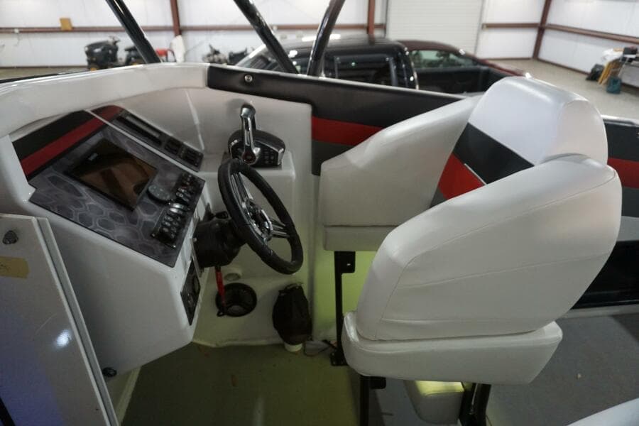 1998 32 Active Thunder 32 CC Ms. Rita Helm Seating (4)