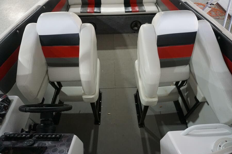 1998 32 Active Thunder 32 CC Ms. Rita Helm Seating (1)