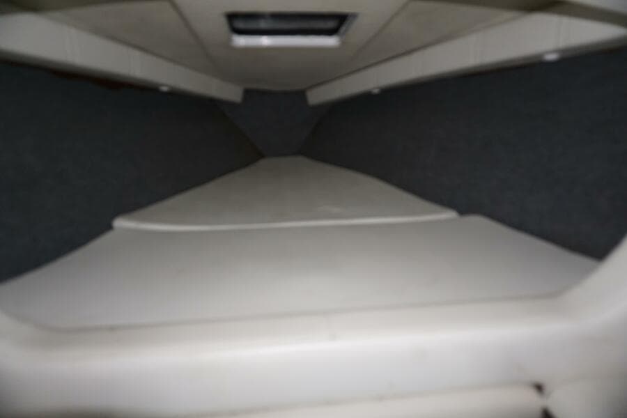 1998 32 Active Thunder 32 CC Ms. Rita V Berth (1)