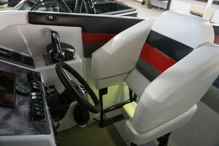 1998 32 Active Thunder 32 CC Ms. Rita Helm Seating (5)