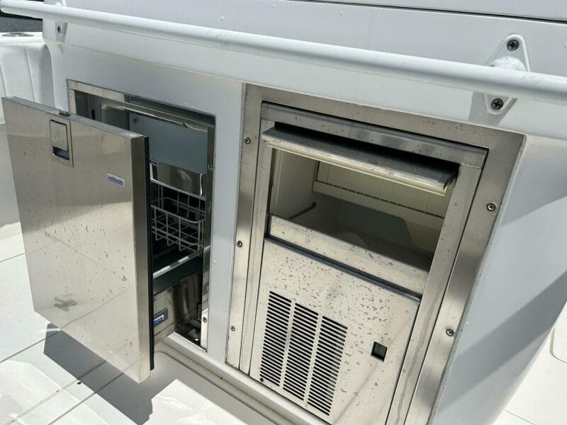 2011 Intrepid 323 Cuddy