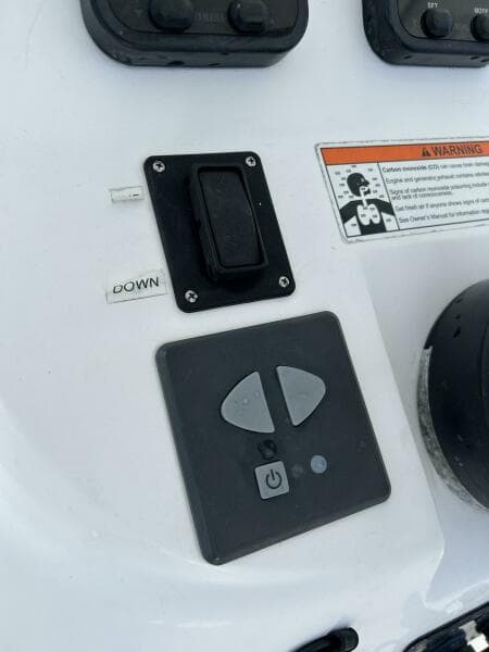 2011 Intrepid 323 Cuddy