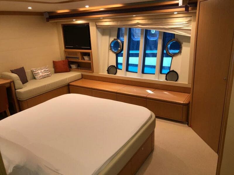 2008 Ferretti Yachts 830