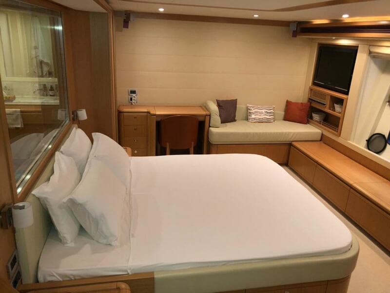 2008 Ferretti Yachts 830