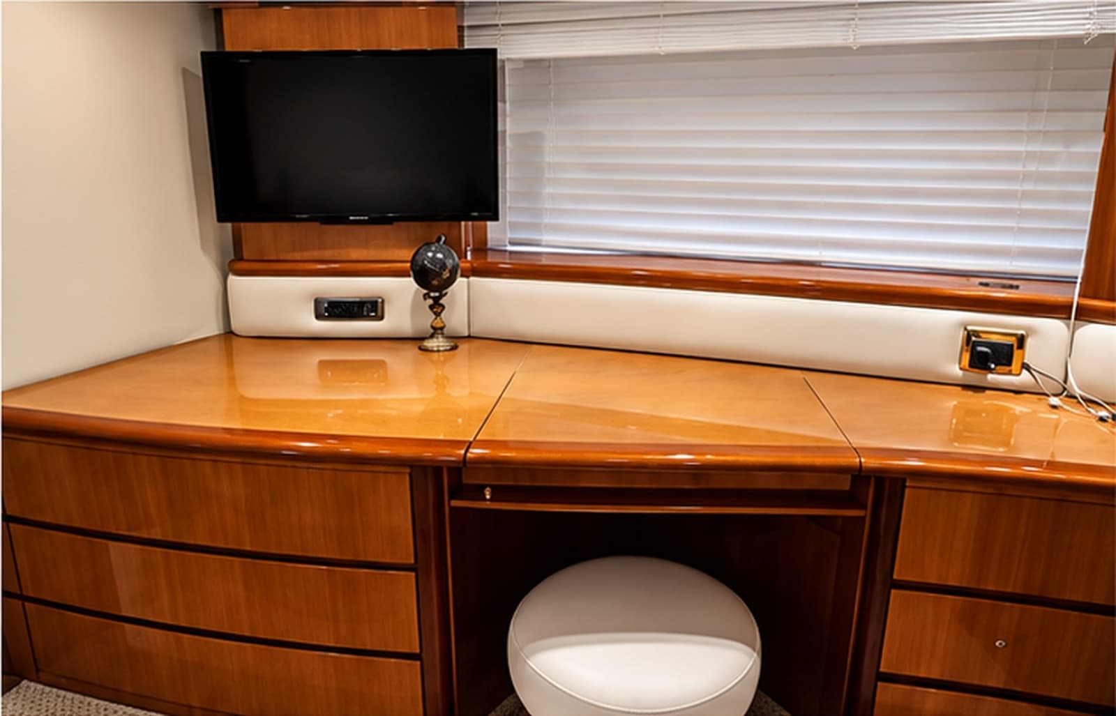 2004 Azimut 62 - Photo 9