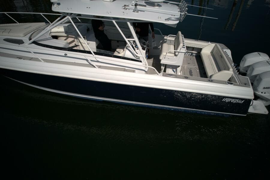 2002 Intrepid 377 Walkaround Cuddy