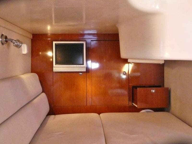 2005 Regal 3560 Commodore