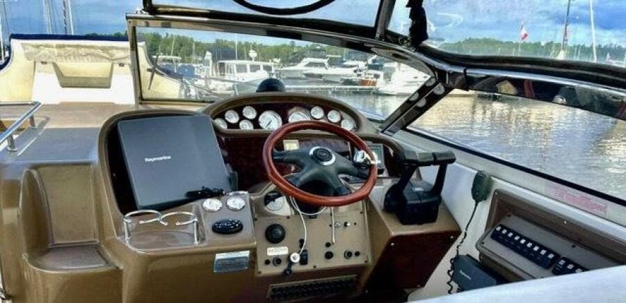 2005 Regal 3560 Commodore