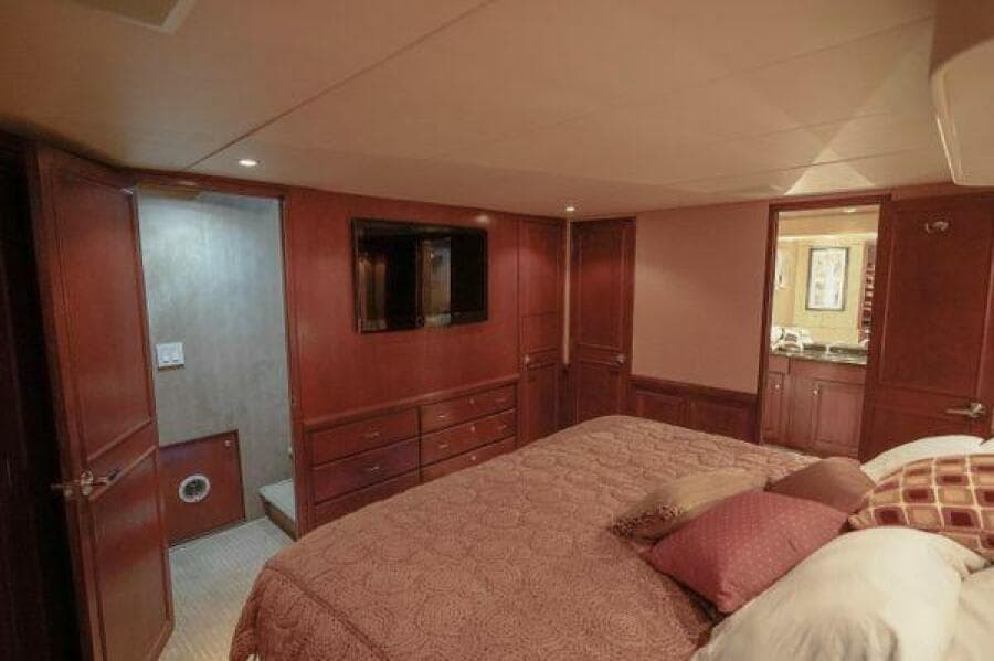 1997 Hatteras 90 - Photo 23