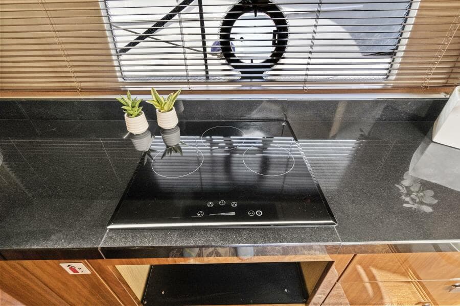 2017 Sunseeker 68 Sport Yacht