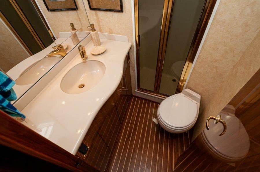 2006 45 Viking Convertible Master Head