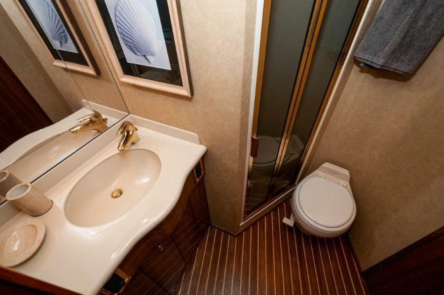 2006 45 Viking Convertible VIP Head (2)