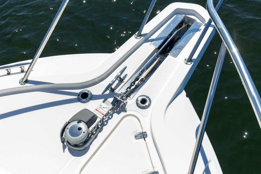 2019 Boston Whaler 345 Conquest Windlass