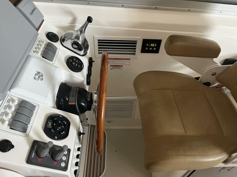 2013 Back Cove 34 - Helm Seat