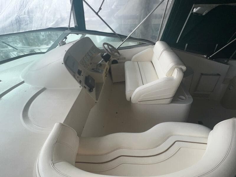 1997 Cruisers Yachts 3575