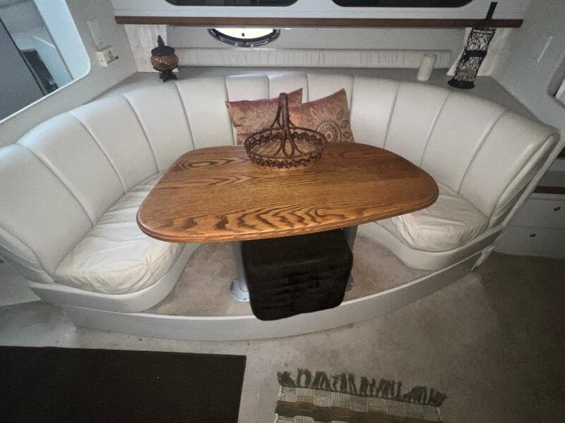 1997 Cruisers Yachts 3575