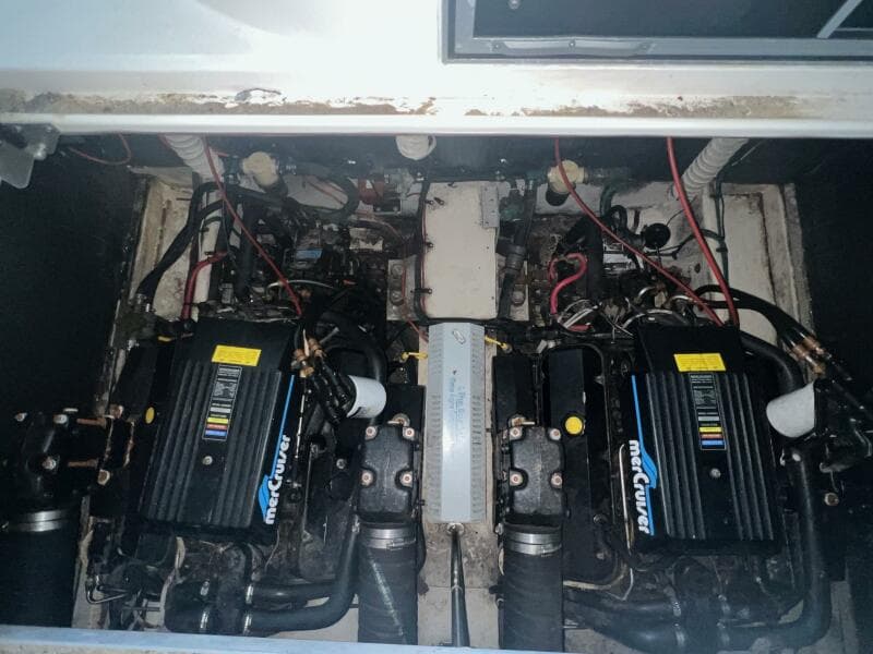 1997 Cruisers Yachts 3575