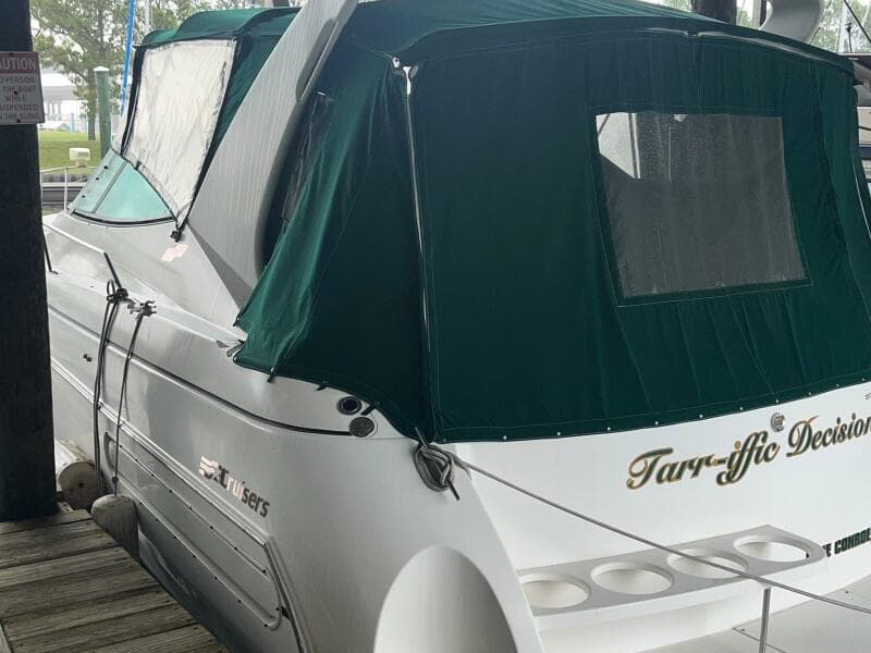 1997 Cruisers Yachts 3575